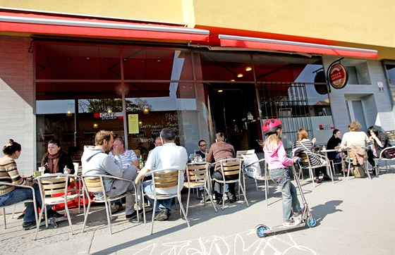Letoní velmi teplé poasí by v Olomouci lákalo adu restaurací a kaváren otevít zahrádku, podle pedpis ale díve ne v dubnu nemohou. Radnice to chce zmnit. (ilustraní snímek)