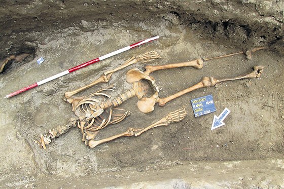 Pod poáteckým námstím objevili archeologové 38 kosterních pozstatk, zbytek pvodních hradeb i vodní píkop.
