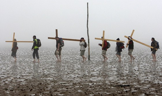 Poutníci na severu Anglie si pipomínají ukiování Krista (22. duben 2011)