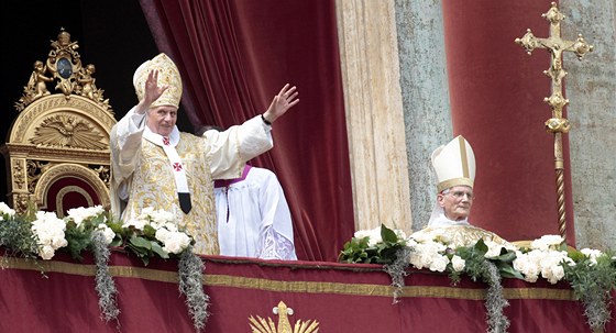 Pape Benedikt XVI. pednesl tradiní boíhodové poslelství Urbi et Orbi z lodie baziliky Sv. Petra (24. dubna 2011)