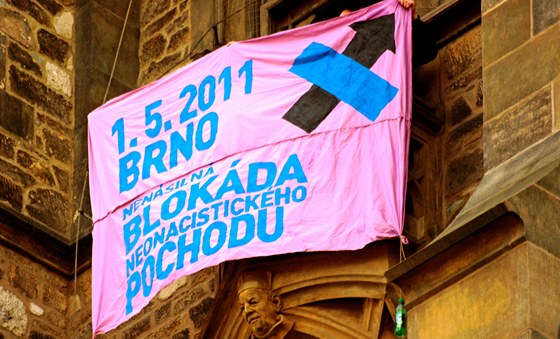 Na dominantách msta se objevily transparenty s krátkými hesly iniciativy Brno Blokuje.
