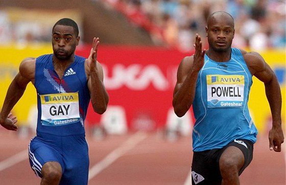 Tyson Gay a Asafa Powell bhem závodu na 100 m v Gatesheadu.