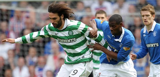 UTEU TI! Georgios Samaras z Celticu se snaí uniknout Maurici Eduovi z Rangers bhem glasgowského derby.