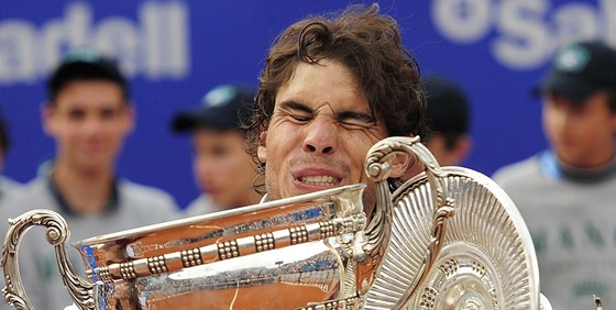 UNESU TO? Rafael Nadal se raduje s trofejí pro vítze tenisového turnaje v Barcelon.