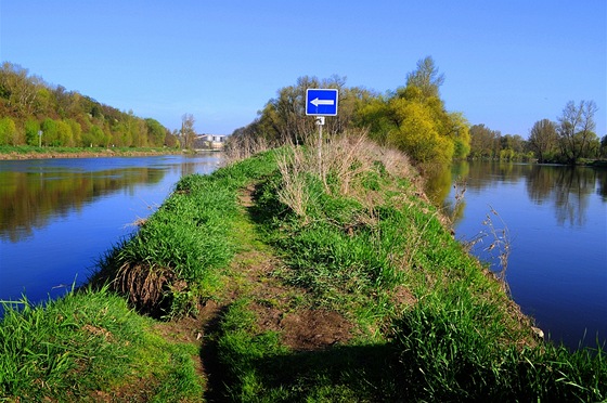 Tady se setkávají vody Labe (vlevo) a Vltavy.