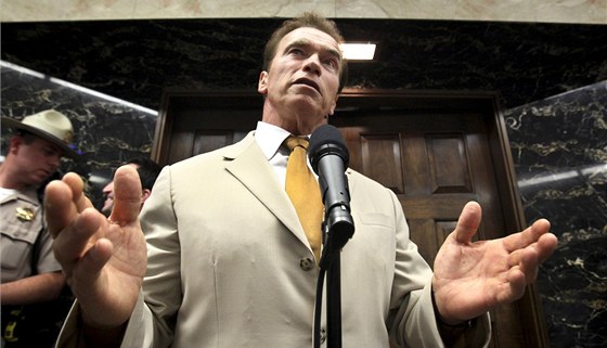 Arnold Schwarzenegger ped svou kanceláí v Sacramentu. Archivní snímek z ervence 2009