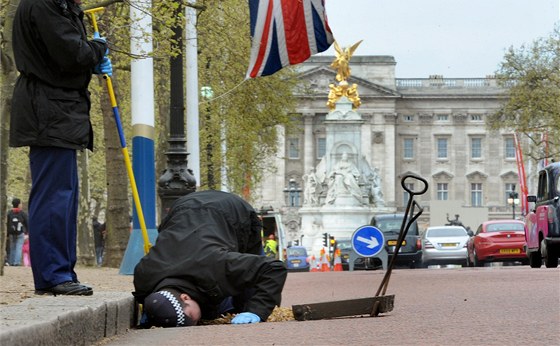 Brittí policisté prohlíejí centrum Londýna. Ilustraní foto.