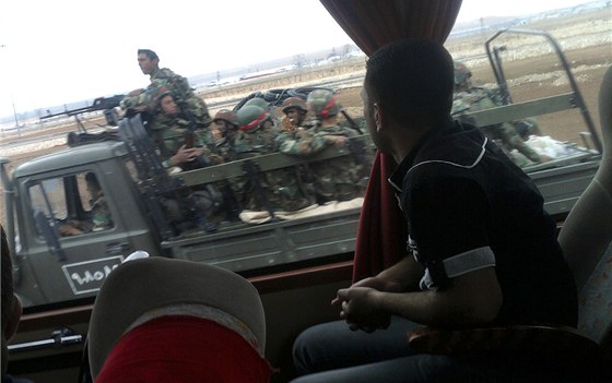 Syan pozoruje z autobusu vojenské posily, které smují k mstu Homs (21. dubna 2011)