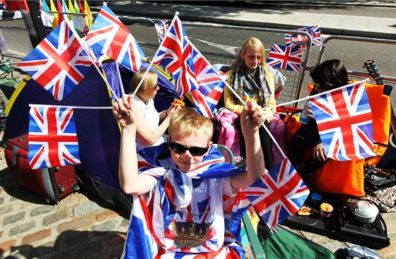 Fanouci britské královské rodiny u stanují ped Westminsterským opatstvím (27. dubna 2011) 