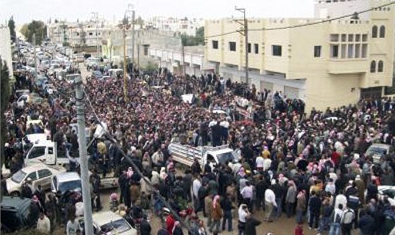 Smutení prvod za mrtvého demonstranta ve mst Izrá. Snímek poídila tamjí obyvatelka na mobil. (23. dubna 2011