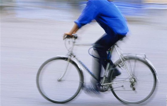 Na silnici mezi Lanhotem a Beclaví zemel ve tvrtek cyklista, pedjídjící autobus jej zachytil a odhodil do píkopu. Ilustraní foto