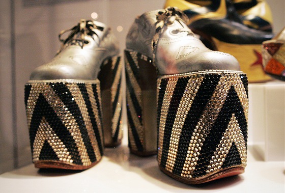 V eském Krumlov jsou k vidní i boty Sira Eltona Johna.