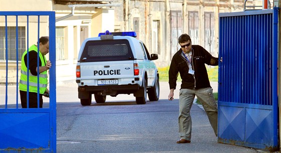 Policisté v areálu chemiky Explosia v Pardubicích-Semtín. (20. dubna 2011)