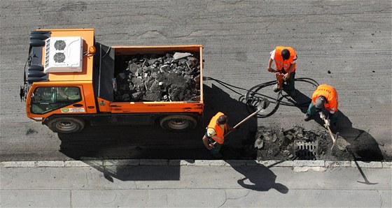 Pi oprav silnice chtl mladík vzít eleznou strusku, dostal za to lopatou po ruce. Ilustraní snímek