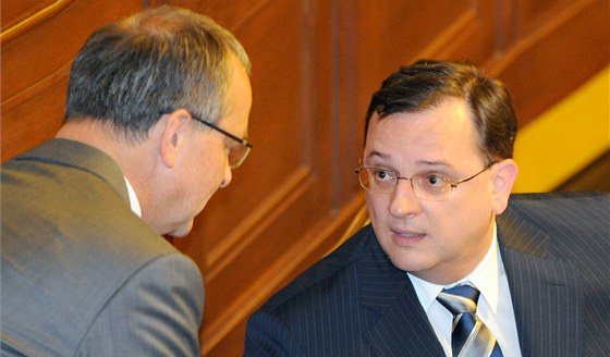 Ministr financí Miroslav Kalousek vyetl premiérovi Petru Neasovi, e pebírá rétoriku kmotr velkých koalic v nejvtích mstech, kdy odmítá nové rozpotové urení daní jako levicový návrh.