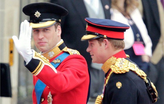 Princ William (vlevo) se svým bratrem Harrym dorazili do Westminsterského...
