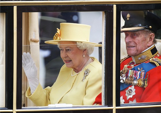 Britská královna Albta II. a princ Philip odjídjí koárem z Westminsterského opatství. (29. dubna 2011)