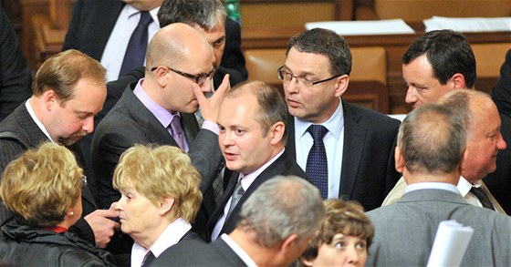 Hlouek debatujících poslanc SSD v Poslanecké snmovn. (26. dubna 2011)