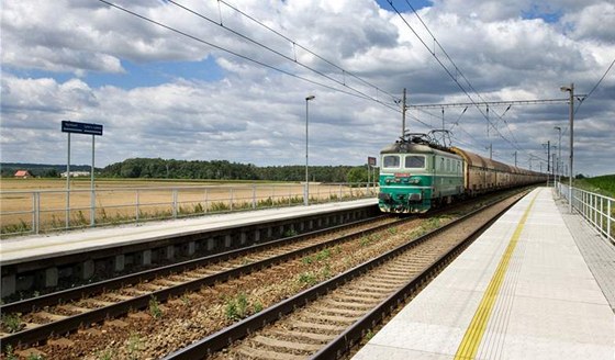 Z Pardubic do Hradce Králové budou vlaky dál jezdit jen po jedné koleji. Ilustraní foto