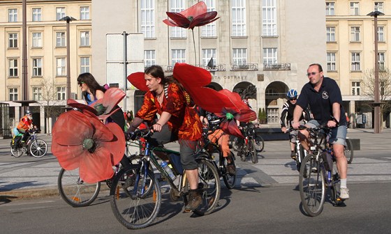 Desítky cyklist ve stedu vyrazily od ostravské radnice na Velkou jarní cyklojízdu.