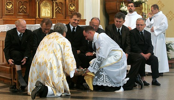 Stonavská farnost obnovila tradici mytí nohou na Zelený tvrtek.