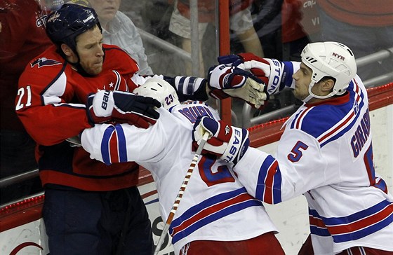 MARNÁ AGRESE. Hrái newyorských Rangers Chris Drury a Dan Girardi (. 5) zle dotírají na Brookse Laiche, ale je to dílem jejich vzteku a bezmoci. Washington postoupil do dalího kola play-off. 