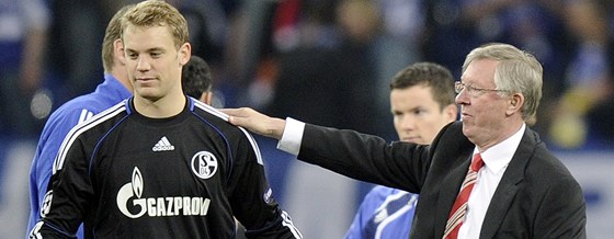 Manuel Neuer (vlevo) a Alex Ferguson po semifinálovém utkání Ligy mistr.
