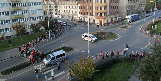DOKUD CHODÍME, NEPOJEDETE. íjnová blokáda silnice I/33 v Náchod