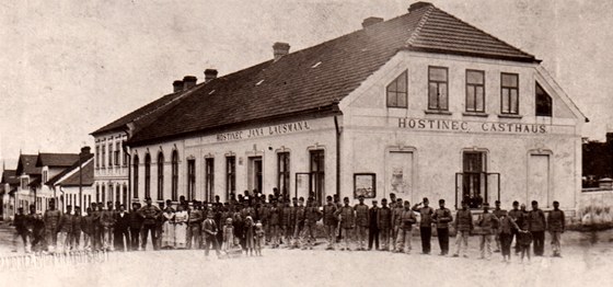 Vojáci rakouské armády ped hostincem v roce 1914