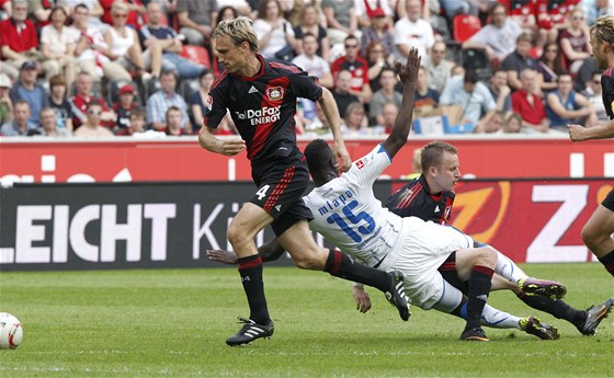 Michal Kadlec z Leverkusenu (za hráem íslo 15 mu vykukuje hlava) se gólem podílel na výhe svého týmu.