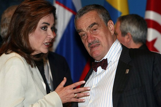 Ministi zahranií na summitu Unie pro Stedomoí - ecká ministryn Dora Bakoyannisová a eský ministr Karel Schwarzenberg.