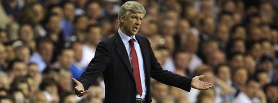 Arsene Wenger, trenér Arsenalu, rozarovaný po promarnném slibném náskoku v derby na Tottenhamu. 