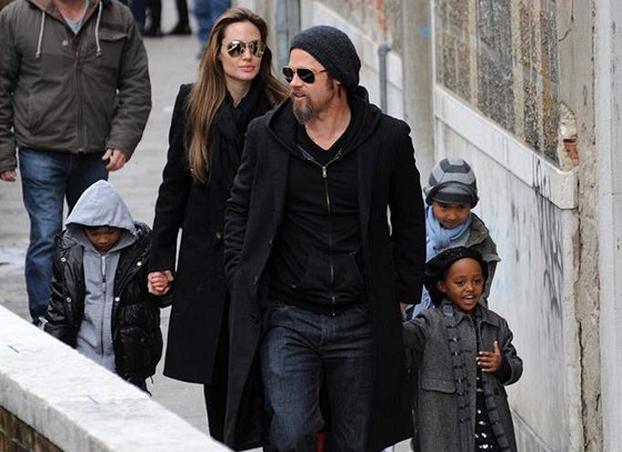 Angelina Jolie a Brad Pitt s dtmi v Benátkách