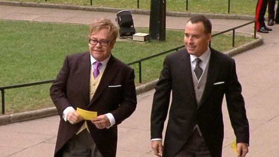 Elton John se svm ptelem dorazili na svatbu prince Williama a Kate...