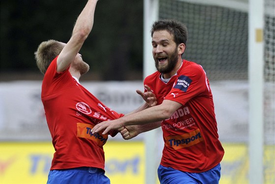A VEDEME! Plzetí fotbalisté Daniel Kolá (vlevo) a Marek Bako se radují z gólu.