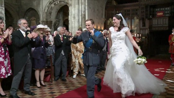 Dvojníci prince Williama a jeho nastávající eny Kate ve virální reklam, natáené v kostele sv. Bartolomje