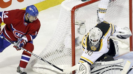 Montrealský  útoník Tomá Plekanec ped gólmanem Timem Thomasem z Bostonu. 