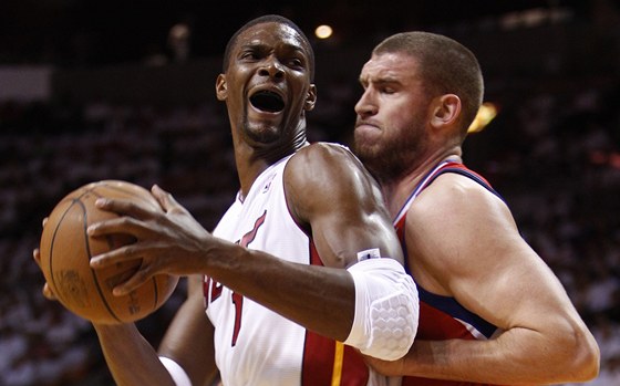 Chris Bosh z Miami (vlevo) a Spencer Hawes z Philadelphie.