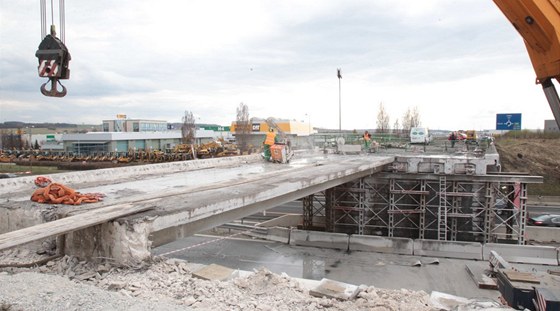 Takhle vypadalo bourání mostu na dálnici D1 vedoucího na íany.