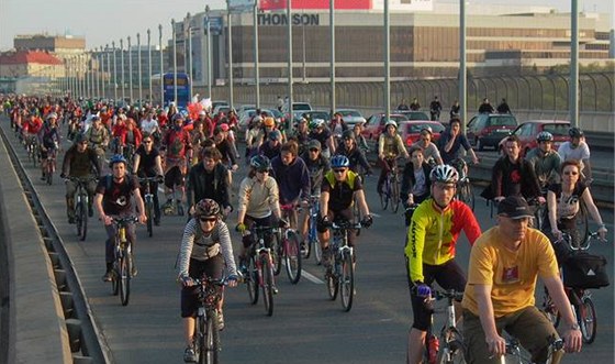 Cyklisté projedou Prahou kadý msíc. (Ilustraní snímek)