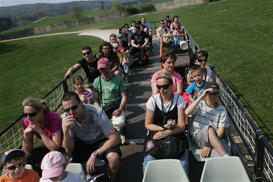 Dosud vozily lidi po safari jen upravené autobus nebo vláek.