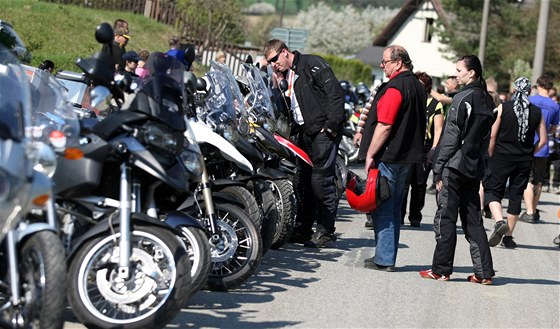 Motorkái na strojích BMW si dali sraz v ihoti u Lede nad Sázavou.