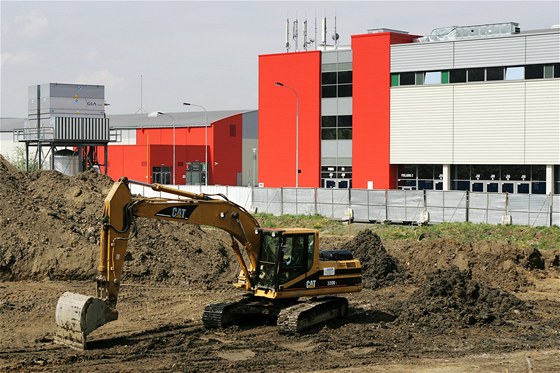 Bagry na pozemku u KV Areny hloubí jámu pro krytý bazén.