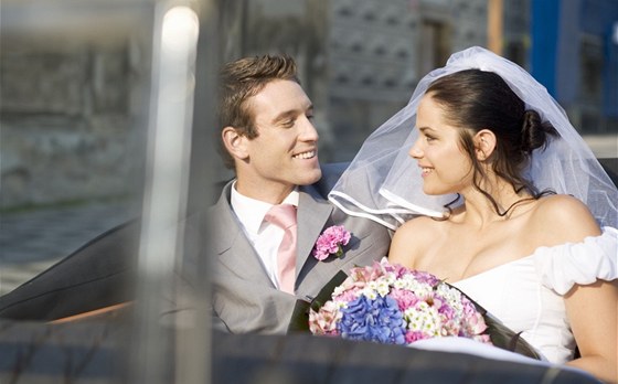Zniené svatební aty lze odkodnit z odpovdnostní pojistky. Ilustraní snímek