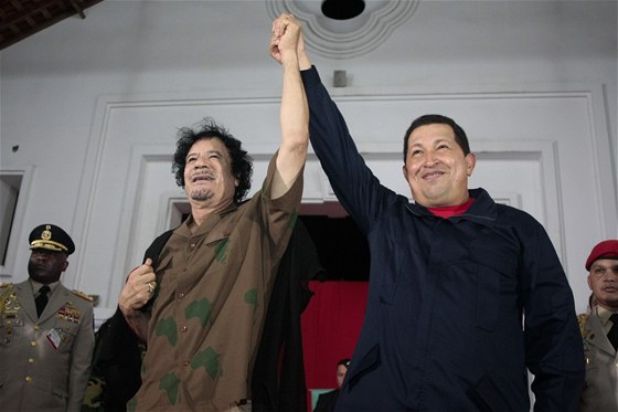 Libyjský vdce Muammar Kaddáfí (vlevo) s venezuelským prezidentem Hugo Chávezem