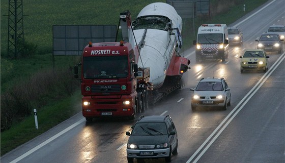 Peprava nejvtího eskoslovenského letounu Let L-610M z Kunovic na Uherskohradisku do olomouckého leteckého muzea. Letadla existuje jen est kus.