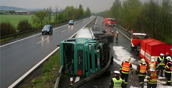 Pevrácená cisterna, která nedaleko Lotic na devt hodin zablokovala rychlostní silnici R35 ve smru z Olomouce do Mohelnice.