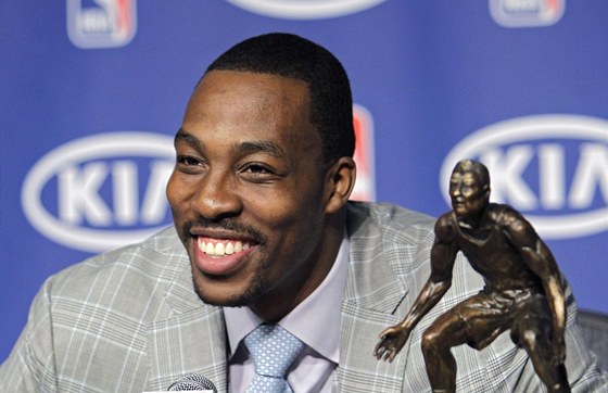 Dwight Howard s cenu pro nejlepího obranáe NBA.