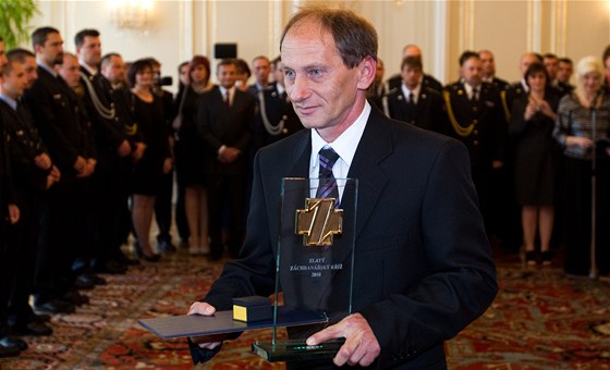Jan imek z Bezolup pevzal od prezidenta prestiní Zlatý záchranáský kí za rok 2010.