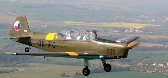 Redaktor MF DNES Petr Skácel si vyzkouel let historickým letadlem Zlín Z-126. Pilotoval Petr Váverka.